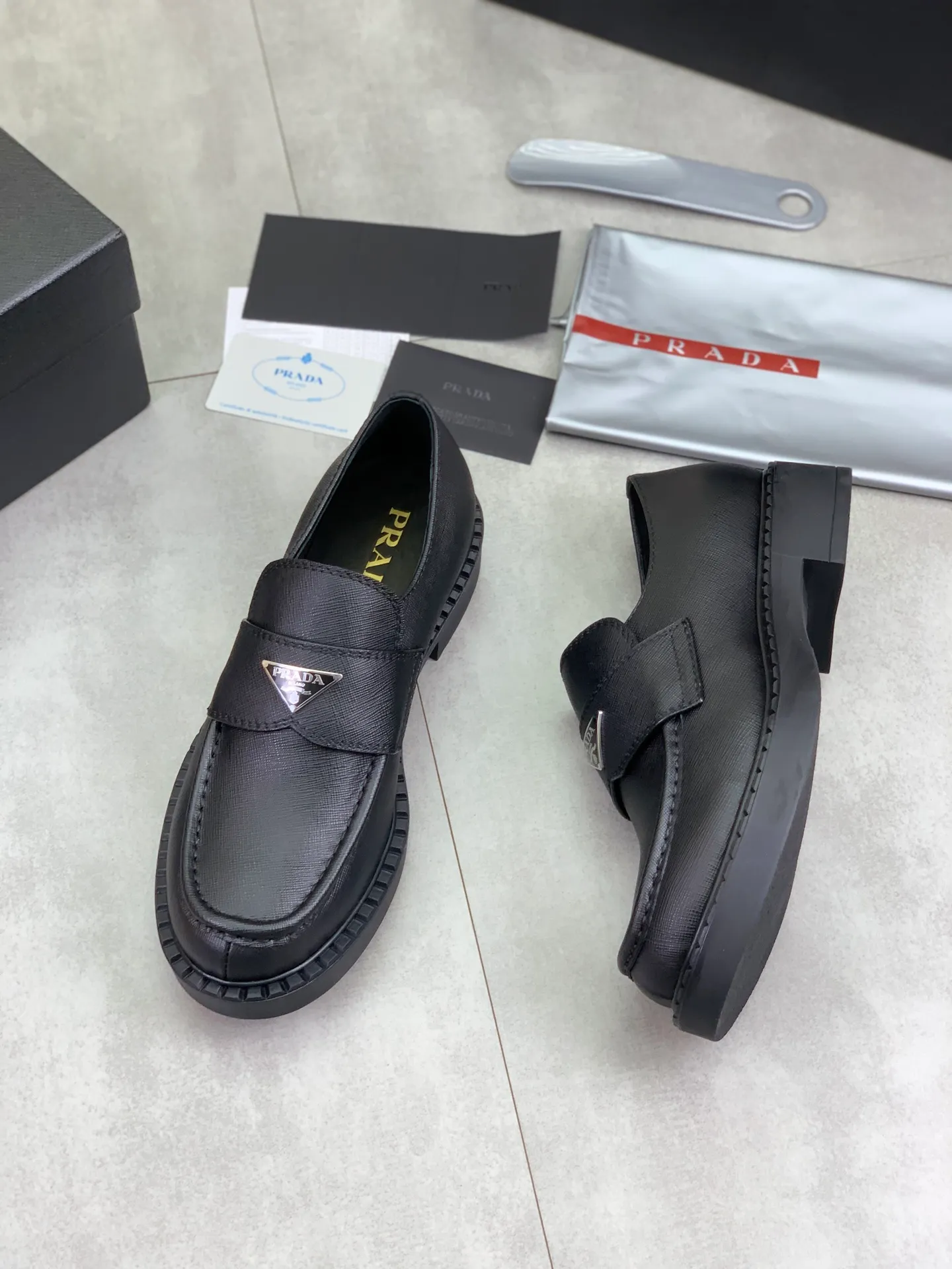 Factory price P800 💰Original quality, top version🔱 ＰＲＡＤＡPrada. Men's business casual leather shoes, top quality cow leather. 1:1 shipment ⬆️Luxurious and noble, all made of imported original first-layer fine suede cowhide, just to create a more comfortable wearing experience. Upper: original comfortable open-edge bead-rubbed calfskin ➕Top imported water-dyed full cow lining, original high-end lightweight and comfortable TPU combination bottom ✔️Code number: 39-44 (38 45 Can be customized)